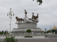 Monument van 10 Akhal-Teke paarden.